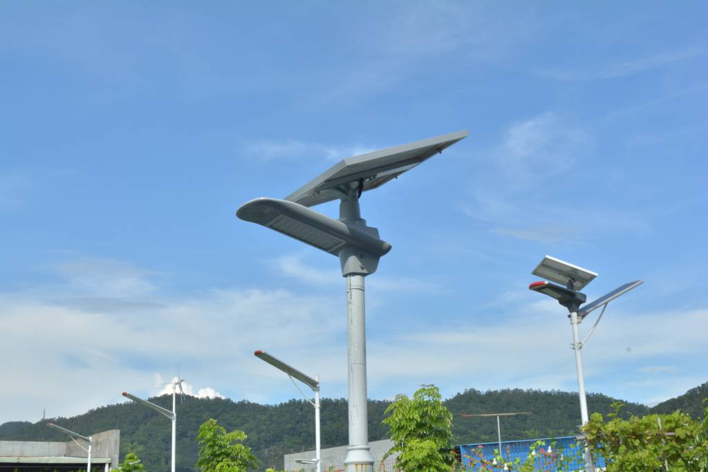 Un lampdaire solaire sur un parking d'une grande surface. 